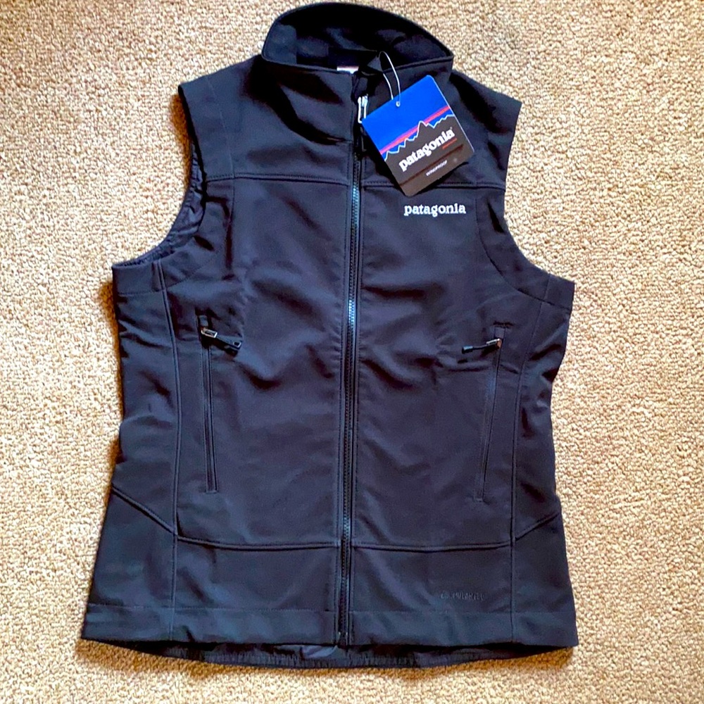 NWT Women’s Patagonia Azde vest. Black size small